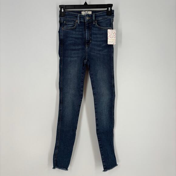 Free People Frayed-Hem Skinny Capri Jeans Blue Size 26 MSRP $78 NWT - Picture 4 of 8